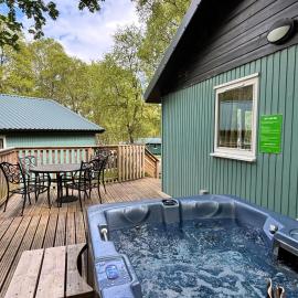 Bracken Lodge 8 with Hot Tub, hotel a Belladrum