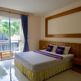 Ashiraya hostel, hotel di Pantai Kata