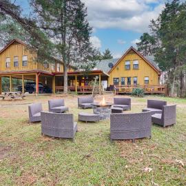 Private & Spacious Lakefront Home in Memphis!