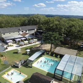 ZEcamping 4 étoiles animaux acceptés piscine couverte, hotel in Loupiac