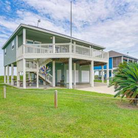 Beach House with Fire Pit Hangout and pet Friendly, hotel i Bolivar Peninsula