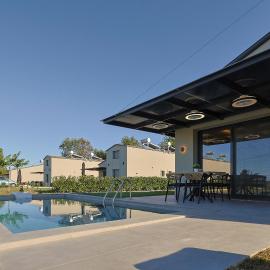 HELIOS - Seaside Pool Villa & Private Parking, hotel in Olympic Beach