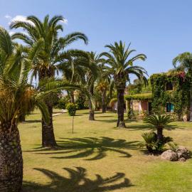 Lantana Resort 1Bed Apartment Beach Pool & Balcony, hotel v Pule