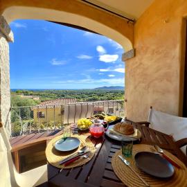 Costa Blue Holiday Home, hotel a Agrustos