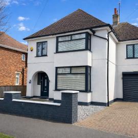 4 bedroom family home - steps away from the beach