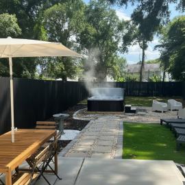 Hot Tub Pool Table Fire Pit 5min to Uptown, Hotel in Charlotte
