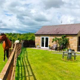 The Hideaway with hot tub, hotel en Chathill