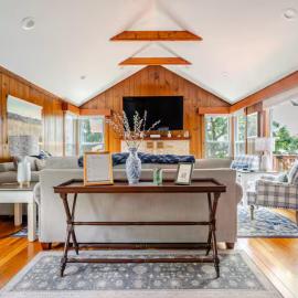 Comfortable Cabin on Lake and 20 min from Ski Hill and Alpine Valley, hotel in Burlington