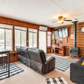 East Stroudsburg में, होटल Hike + Ski: Log Cabin in East Stroudsburg!