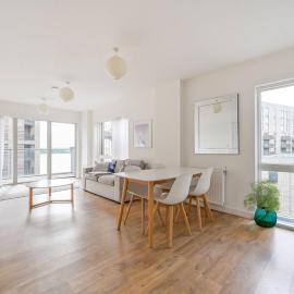 Beautiful and bright 2 bedroom flat with balcony, hotel a North Woolwich