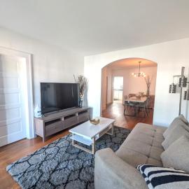 Private 2BR Main Floor Suite Near Border, Casino & UWwin Hospital