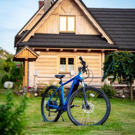Pocztówka z Mizernej, drewniane domki, widok na Tatry, blisko Velo Czorsztyn, Jezioro Czorsztyńskie, rowery, spokojna okolica