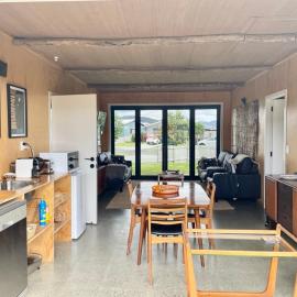 Beach Retro Style 2 large rooms and en-suite, hotel a Matarangi