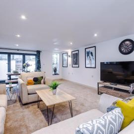 Spa Lodge - Stunning 3Bed Oasis, Driveway Parking, Garden, hotel u gradu Lemington Spa