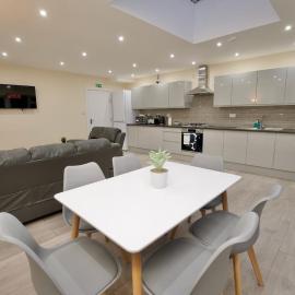 Spacious 4Bed Coventry Home with Parking & Garden, hotel din Parkside