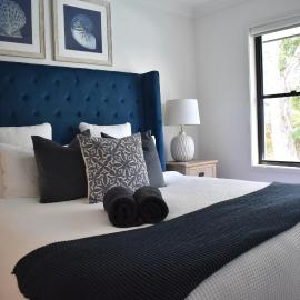 Lux 3 bedroom townhouse, stroll to beaches, cafes