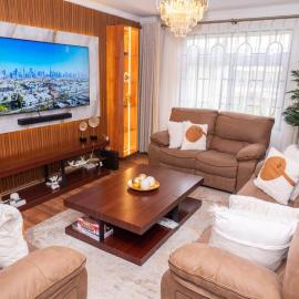 Hazel's Condo-Deluxe Master: Nakuru şehrinde bir otel