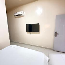 Luxe 4bedroom duplex with pool in lekki، فندق في ليكى