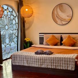 Private House 3 Suite Beds + Double Beds in Heart of Phromphong