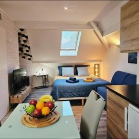 Studio sous les toits - Plage & Parking privés, viešbutis mieste Duingt