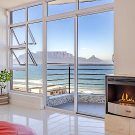 Luxury Beachfront Bliss - Ocean & Mountain Views, хотел в Блубергстранд