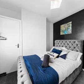 Spacious 3 bedroom home, sleeps 8, Parking, Central Rochester, hotel em Rochester