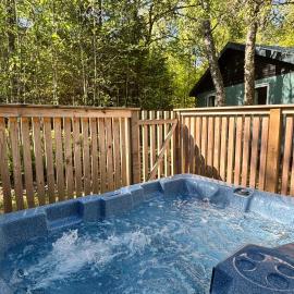 Bracken Lodge 7 with Hot Tub, hotel i Belladrum