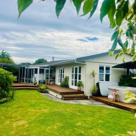 The Secret Garden - Family Home with Hot Tub, Central