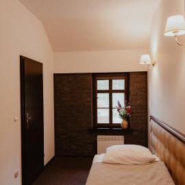 Zamek Bożejów - Kuźnia, מלון בRadomierowice