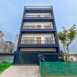 Radhika 2BHK Apartment close to Gaur City Mall, hotel a Noida