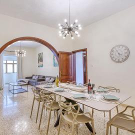 Spacious traditional 3 bedroom house with yard JBAR1-1, hotel in St. Julianʼs