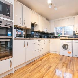 5 bed house with free secure parking in pleasant quiet location: Wolverhampton şehrinde bir otel