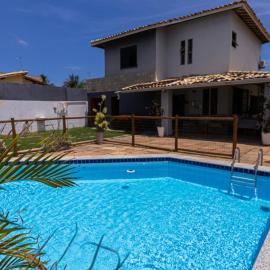 Casa com Wi-Fi, Piscina e Garagem a 550m da Praia