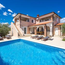 Villa Javor by Istrabook, hotel a Peruški