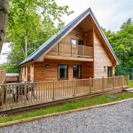 Monarch Lodge 14 with Hot Tub, hotel din Belladrum