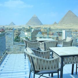 pyramids zh Noya inn