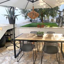Great outdoor living steps away from the beach, hotel em Sutivan