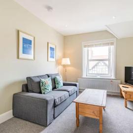 Sea View Penthouse - Walkable to Beach & Town, hotel a Cromer