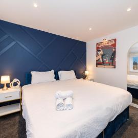 Free parking Sleeps 9 Fully Equipped Playroom, Hotel in Earley