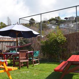 The Bug Backpackers, hotel u gradu 'Nelson'