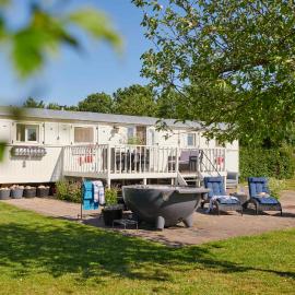Mammaloewagen super de luxe, prive hottub en zwembad, hotel Heythuysenben
