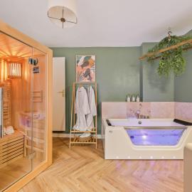 L'Evasion Tropicale - idéal couple - plein centre - sauna - baignoire balnéo LED 2 places - TV 4K Ambilight 130cm - parking gratuit à 2 pas du logement - wifi - maison médiévale sur 2 étages - entièrement rénovée 37m2, hotell sihtkohas Bargemon