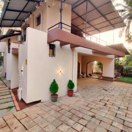 3BHK Villa with Jacuzzi Pool Near Beach and Panjim, Hotel in Taleigao