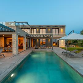 Villa Visignano near Porec for 8 people with 49 m2 heated pool, wellness & sea view, hotel in Višnjan