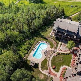 Slopeside North Shore Views | Ski-In/Ski-Out | Hot Tub، فندق في لاتسين
