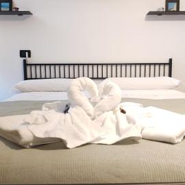 La Suite di Santa Chiara by MyAssisiSuite - Vicino a San Carlo Acutis - Dormi in una Casa del '400 - 125 mq, RARO PIANO TERRA - 3 Veri Letti Matrimoniali, Zero Divani Letto - LIVE CHECK-IN, No Key Box, 3 Real Beds, Jacuzzi - Mówimy po polsku