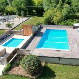 ZEcamping 3 étoiles piscine chauffée، فندق في Vendoire