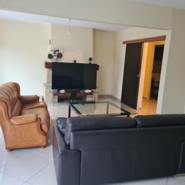 Large house near Mérignac Airport โรงแรมในเมรินแญค