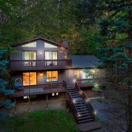 Lake Hideaway - Pool Access, Hot Tub, Game Room, Firepit, hotel i Gouldsboro