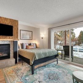 1st Floor Studio stunning view of Deschutes River